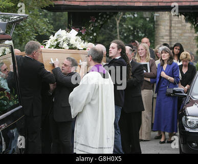 Freunde und Verwandte des 22-jährigen Londoner Bombenopfers David Foulkes tragen seinen Sarg aus der St. Anne's Church in Lydgate, Oldham, gefolgt von seiner Mutter Janet (in blau) und seiner Freundin Stephanie Reid (mit Foto). Es wurde bestätigt, dass Herr Foulkes einer der 55 Menschen war, die am 7. Juli von Terroristen getötet wurden. Er war auf dem Weg, einen Arbeitskollegen zu treffen, als er bei der Explosion an der Edgware Road Station getötet wurde. Herr Foulkes lebte mit seinen Eltern Graham und Janet und seiner jüngeren Schwester Jill in Oldham. Er hatte erst vor kurzem angefangen, für die Zeitung Guardian im Medienverkauf zu arbeiten und war Stockfoto