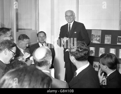 Sir Allen Lane, Chairman von Penguin Books, spricht bei einer Pressekonferenz in den Büros des Unternehmens in High Holborn, London, nachdem eine Old Bailey-Jury ein Urteil getroffen hatte, das bedeutet, dass Lady Chatterleys Lover in Großbritannien veröffentlicht werden kann. Er sagte: "Wir haben bisher 200,000 gedruckt, und wir werden wahrscheinlich weitere 200,000 oder 300,000 drucken." Stockfoto