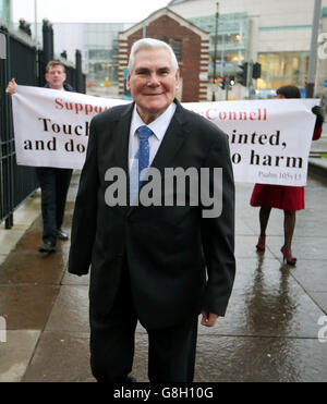 Der evangelikale Prediger Pastor James McConnell kommt am Amtsgericht von Belfast an, wo er wegen einer umstrittenen Predigt angeklagt wurde, in der er den Islam als „satanisch“ brandmarkte. Stockfoto