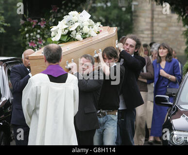 Freunde und Verwandte des 22-jährigen Londoner Bombenopfers David Foulkes tragen seinen Sarg aus der St. Anne's Church in Lydgate. Es wurde am vergangenen Donnerstag bestätigt, dass Herr Foulkes einer der 55 Menschen war, die am 7. Juli von Terroristen getötet wurden. Er war auf dem Weg, einen Arbeitskollegen zu treffen, als er bei der Explosion an der Edgware Road Station getötet wurde. Herr Foulkes lebte mit seinen Eltern Graham und Janet und seiner jüngeren Schwester Jill in Oldham. Er hatte erst vor kurzem angefangen, für die Zeitung The Guardian im Medienverkauf zu arbeiten und plante, mit seiner Freundin einzuziehen und eine Familie zu gründen. Stockfoto