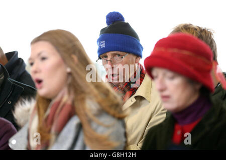 Cheltenham Races - The International - Tag Zwei. Carol Singers unter dem Halbmondweg während des zweiten Tages der International auf der Pferderennbahn Cheltenham Stockfoto