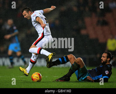 Milton Keynes Dons' Anthony Kay (links) und Sheffield Wednesday's Atdhe Nuhiu (rechts) kämpft um den Ball Stockfoto