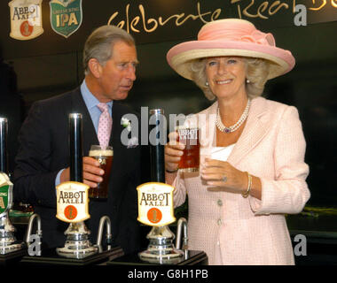 Der Prinz von Wales und die Herzogin von Cornwall genießen ein Pint. Während der heutigen Tour besuchte das königliche Paar den offiziellen Eröffnungsdienst für den neuen Turm der St Edmundsbury Cathedral. Stockfoto