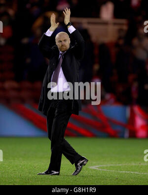 Burnley-Manager Sean Dyche applaudiert den Burnley-Fans nach dem Sky Bet Championship-Spiel im Riverside Stadium, Middlesbrough. Stockfoto