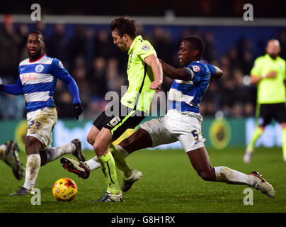 Nedum Onuoha der Queens Park Rangers (rechts) und Dale Stephens von Brighton Hove Albion kämpfen während des Sky Bet Championship-Spiels in der Loftus Road, London, um den Ball. Stockfoto