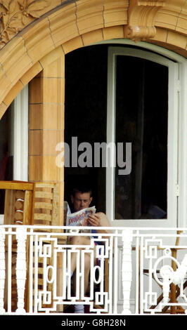 Cricket - The Ashes - npower First Test - England gegen Australien - Lord's. Die englische Drehbowlerin Ashley Giles liest eine Zeitung im Pavillon, während am vierten Tag Regenverzögerungen auftreten. Stockfoto