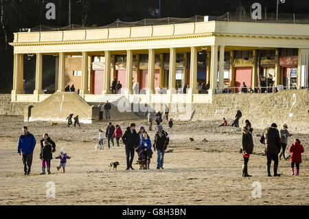 Am Strand von Barry Island, in der Nähe von Cardiff, Wales, hält das ungewöhnlich milde Wetter in ganz Großbritannien an. Stockfoto