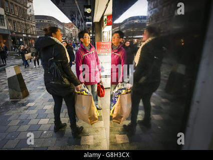 Shopper auf der Buchanan Street in Glasgow, am letzten Wochenende vor Weihnachten. Stockfoto