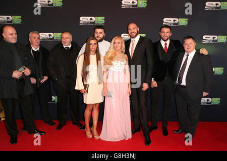 Tyson Fury und seine Frau Paris, mit seinem Gefolge, darunter Vater John (links), Onkel und Trainer Peter (dritter links), zusammen mit Boxerkollegen Paul Smith (zweiter rechts) und Promoter Mick Hennessey (rechts) während der Red Carpet-Ankünfte für Sports Personality of the Year 2015 im Titanic Belfast. Stockfoto