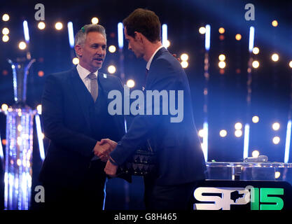 Andy Murray, Gewinner des Sports Personality of the Year 2015, wird von Presenter Gary Lineker während der Sports Personality of the Year 2015 in der SSE Arena, Belfast, gratuliert. Stockfoto