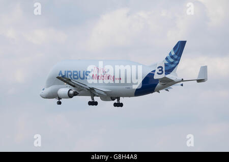 Hamburg, Deutschland - 27. Juni 2016: A Beluga Supertransporter landet auf dem Airbus-Werk in Hamburg-Finkenwerder Stockfoto