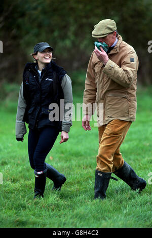 Black Forest Lodge Point-to-Point. Victoria Pendleton mit Trainer Alan Hill während des Point-to-Point-Treffens in der Black Forest Lodge, Devon. Stockfoto