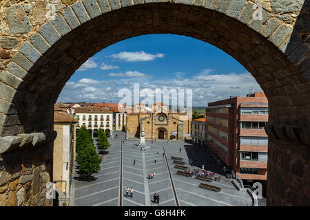 Piazza Santa Teresa, Fassade der Kirche San Pedro und Haupteingang. Ávila, Kastilien und Leon, Spanien. Stockfoto