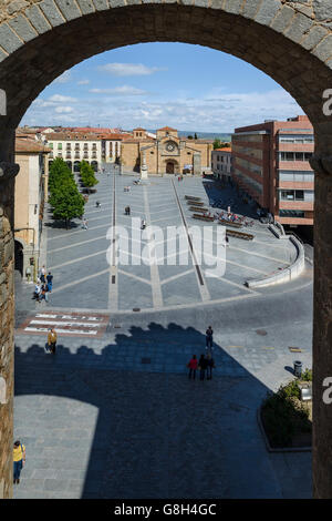 Piazza Santa Teresa, Fassade der Kirche San Pedro und Haupteingang. Ávila, Kastilien und Leon, Spanien. Stockfoto