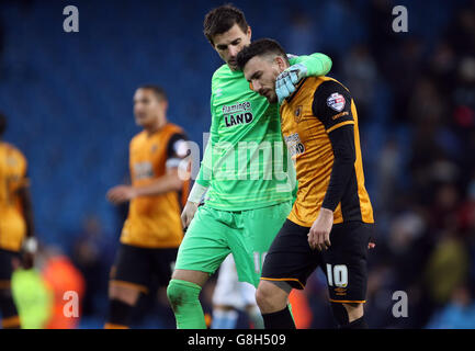 Der Torhüter von Hull City, Eldin Jakupovic, hat Robert Snodgrass von Hull City auf den Kopf gestellt (Rechts) nach der Niederlage Stockfoto