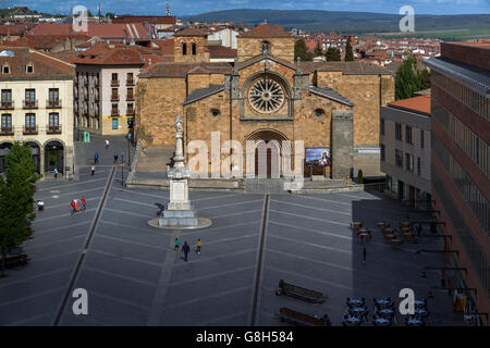 Piazza Santa Teresa, Fassade der Kirche San Pedro und Haupteingang. Ávila, Kastilien und Leon, Spanien. Stockfoto