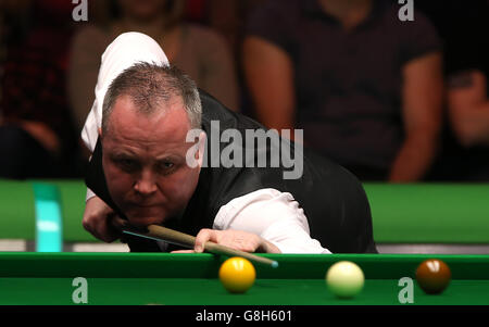 Betway UK Snooker Championship - Tag zehn - York Barbican. John Higgins im Einsatz gegen Neil Robertson während des zehnten Tages der 2015 Betway UK Snooker Championship beim York Barbican, York. Stockfoto