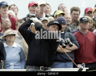 Golf - 134. Open Championship 2005 - St Andrews. Der US-Amerikaner Phil Mickelson schlägt am fünften Loch ab. Stockfoto