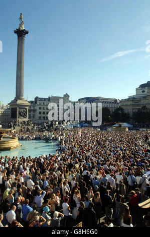 Die Szene auf dem Trafalgar Square in London während einer Mahnwache eine Woche nach den Londoner Terroranschlägen. Stockfoto