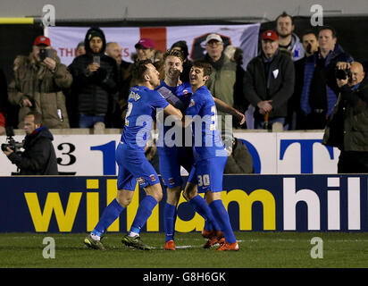 Hartlepool United's Rhys Oates (Mitte) feiert Scoring seiner Seite das erste Tor des Spiels von der Strafstelle während des Emirates FA Cup, zweite Runde Spiel in Moor Lane, Salford. Stockfoto