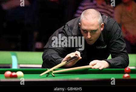 David Grace im Einsatz gegen Martin Gould am 10. Tag der 2015 Betway UK Snooker Championship beim York Barbican, York. Stockfoto