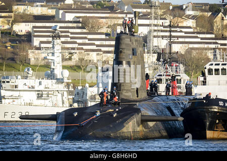 HMS Vengance, das britische U-Boot der V-Klasse für nukleare Abschreckung, verlässt den Hafen von Devonport, Plymouth. Stockfoto