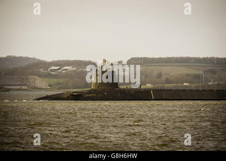 Refit des nuklearen U-Bootes. HMS Vengance, das britische U-Boot der V-Klasse für nukleare Abschreckung, verlässt den Hafen von Devonport, Plymouth. Stockfoto