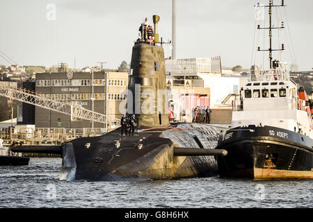 HMS Vengance neben einem Schlepper, als das U-Boot der V-Klasse UK Nuclear Deterrent den Hafen in Devonport, Plymouth verlässt. Stockfoto