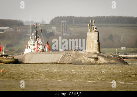 HMS Vengance, das britische U-Boot der V-Klasse für nukleare Abschreckung, verlässt den Hafen von Devonport, Plymouth. Stockfoto