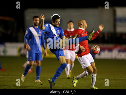 Adam Jackson von Hartlepool United (links) und Richie Allen von Salford City (rechts) kämpfen während des Emirates FA Cup in der zweiten Runde in Moor Lane, Salford, um den Ball. Stockfoto