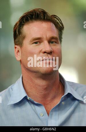 Der amerikanische Schauspieler Val Kilmer während seines Gastauftritts bei MTV TRL - Total Request Live - Show. Stockfoto