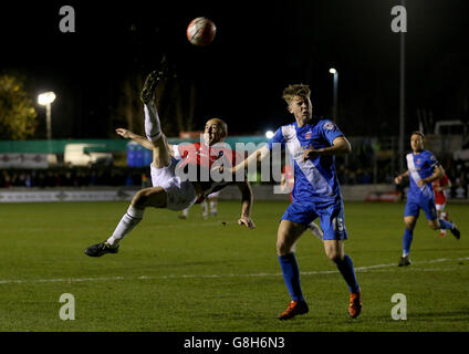 Chris Lynch von Salford City (links) und Rhys Oates von Hartlepool United kämpfen während des Emirates FA Cup in der zweiten Runde in Moor Lane, Salford, um den Ball. Stockfoto