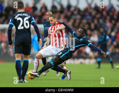 Stoke City / Manchester City - Barclays Premier League - Britannia Stadium. Marko Arnautovic von Stoke City (Mitte) und Bacary Sagna von Manchester City (rechts) kämpfen um den Ball. Stockfoto