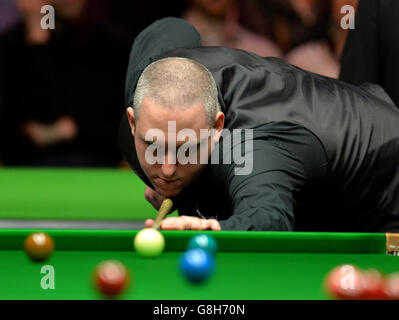 David Grace am Tisch in seinem Halbfinalspiel gegen Liang Wenbo am 11. Tag der 2015 Betway UK Snooker Championship beim York Barbican, York. Stockfoto