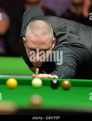 David Grace am Tisch in seinem Halbfinalspiel gegen Liang Wenbo am 11. Tag der Betway UK Snooker Championship 2015 beim York Barbican, York. DRÜCKEN SIE VERBANDSFOTO. Bilddatum: Samstag, 5. Dezember 2015. Siehe PA Story SNOOKER York. Bildnachweis sollte lauten: Anna Gowthorpe/PA Wire Stockfoto