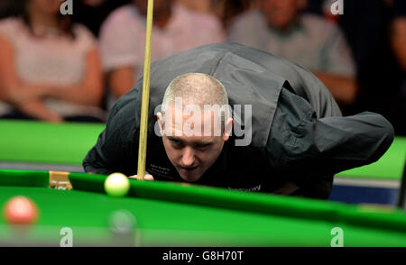 David Grace am Tisch in seinem Halbfinalspiel gegen Liang Wenbo am 11. Tag der Betway UK Snooker Championship 2015 beim York Barbican, York. DRÜCKEN SIE VERBANDSFOTO. Bilddatum: Samstag, 5. Dezember 2015. Siehe PA Story SNOOKER York. Bildnachweis sollte lauten: Anna Gowthorpe/PA Wire Stockfoto