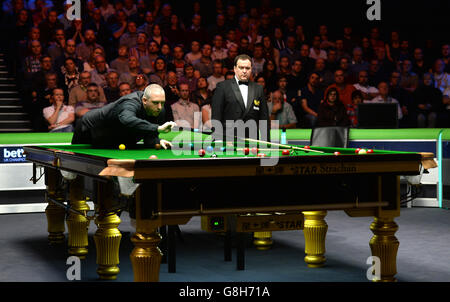 David Grace am Tisch in seinem Halbfinalspiel gegen Liang Wenbo am 11. Tag der 2015 Betway UK Snooker Championship beim York Barbican, York. Stockfoto