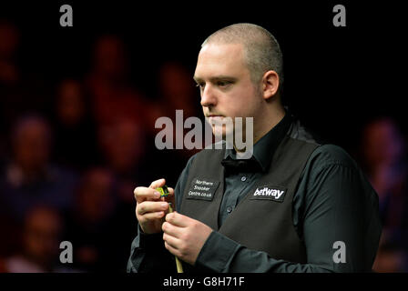 David Grace am Tisch in seinem Halbfinalspiel gegen Liang Wenbo am 11. Tag der 2015 Betway UK Snooker Championship beim York Barbican, York. Stockfoto