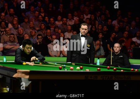 Liang Wenbo am Tisch in seinem Halbfinalspiel gegen David Grace am 11. Tag der 2015 Betway UK Snooker Championship beim York Barbican, York. Stockfoto