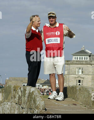 Golf - 134. Open Championship 2005 - St Andrews. Der US-Amerikaner Jack Nicklaus und sein Caddie und sein Sohn Steve Nicklaus stehen auf der Swilcan Bridge auf dem achtzehnten Fairway. Stockfoto