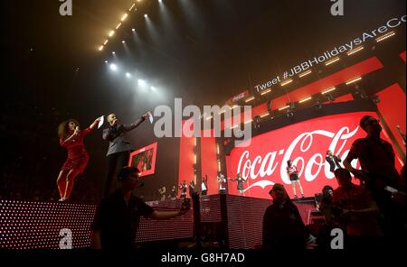 Capital FM Moderatoren Pandora und Marvin Humes auf der Bühne während der Capital FM Jingle Bell Ball 2015 in der O2 Arena, London statt Stockfoto