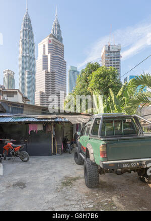 Pertonas Twin Towers Blick von Kampung Baru, eine malaiische Enklave im Zentrum von Kuala Lumpur, Stockfoto