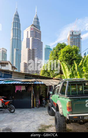 Pertonas Twin Towers Blick von Kampung Baru, eine malaiische Enklave im Zentrum von Kuala Lumpur, Stockfoto