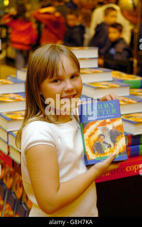 Melissa Edington, 9, aus Edinburgh, war eine der ersten, die ein neues Exemplar des neuesten Harry Potter Buches 'Harry Potter und der Halbblutprinz' im Waterstones Buchladen in der Princes Street bekam. Stockfoto