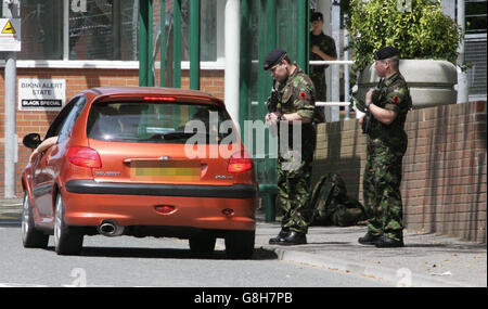 Der Eingang zum Bataillon-Hauptquartier des Staffordshire-Regiments in Tidworth, in der Nähe von Salisbury. Drei britische Soldaten starben heute bei einem Bombenanschlag am Straßenrand im Irak und zwei weitere wurden verletzt, teilte das Verteidigungsministerium mit. Die Bombe ging los, als die Truppen am frühen Morgen im Viertel Risaala im Zentrum von Al Amarah patrouillierten. Die getöteten Soldaten stammten alle aus dem 1. Bataillon des Staffordshire-Regiments, sagte ein Sprecher des Militärministeriums. Stockfoto