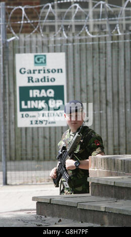 Der Eingang zum Bataillon-Hauptquartier des Staffordshire-Regiments in Tidworth, in der Nähe von Salisbury. Drei britische Soldaten starben heute bei einem Bombenanschlag am Straßenrand im Irak und zwei weitere wurden verletzt, teilte das Verteidigungsministerium mit. Die Bombe ging los, als die Truppen am frühen Morgen im Viertel Risaala im Zentrum von Al Amarah patrouillierten. Die getöteten Soldaten stammten alle aus dem 1. Bataillon des Staffordshire-Regiments, sagte ein Sprecher des Militärministeriums. Stockfoto