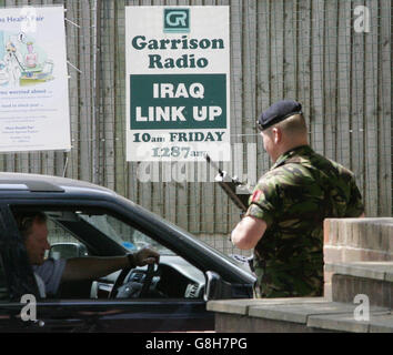 Der Eingang zum Bataillon-Hauptquartier des Staffordshire-Regiments in Tidworth, in der Nähe von Salisbury. Drei britische Soldaten starben heute bei einem Bombenanschlag am Straßenrand im Irak und zwei weitere wurden verletzt, teilte das Verteidigungsministerium mit. Die Bombe ging los, als die Truppen am frühen Morgen im Viertel Risaala im Zentrum von Al Amarah patrouillierten. Die getöteten Soldaten stammten alle aus dem 1. Bataillon des Staffordshire-Regiments, sagte ein Sprecher des Militärministeriums. Stockfoto