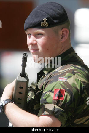 Einer der wenigen verbliebenen Soldaten des Staffordshire-Regiments, der im Wachdienst am Eingang des Bataillonshauptquartiers des Staffordshire-Regiments in Tidworth, in der Nähe von Salisbury, steht. Drei britische Soldaten starben heute bei einem Bombenanschlag am Straßenrand im Irak und zwei weitere wurden verletzt, teilte das Verteidigungsministerium mit. Die Bombe ging los, als die Truppen am frühen Morgen im Viertel Risaala im Zentrum von Al Amarah patrouillierten. Die getöteten Soldaten stammten alle aus dem 1. Bataillon des Staffordshire-Regiments, sagte ein Sprecher des Militärministeriums. Stockfoto