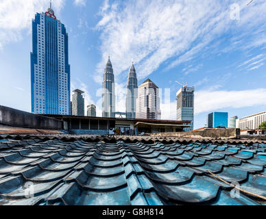 Pertonas Twin Towers Blick von Kampung Baru, eine malaiische Enklave im Zentrum von Kuala Lumpur, Stockfoto