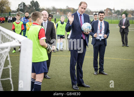 Der Herzog von Cambridge spricht mit dem 13-jährigen Torwart Dominik Rynkar, bevor er eine Strafe gegen ihn ergeht, als er während eines Besuchs der Saltley Academy in Birmingham Botschafter von Football for Peace traf. Stockfoto